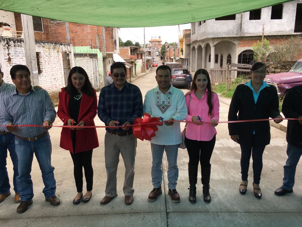 Apoya Fidel obra social en Charapan