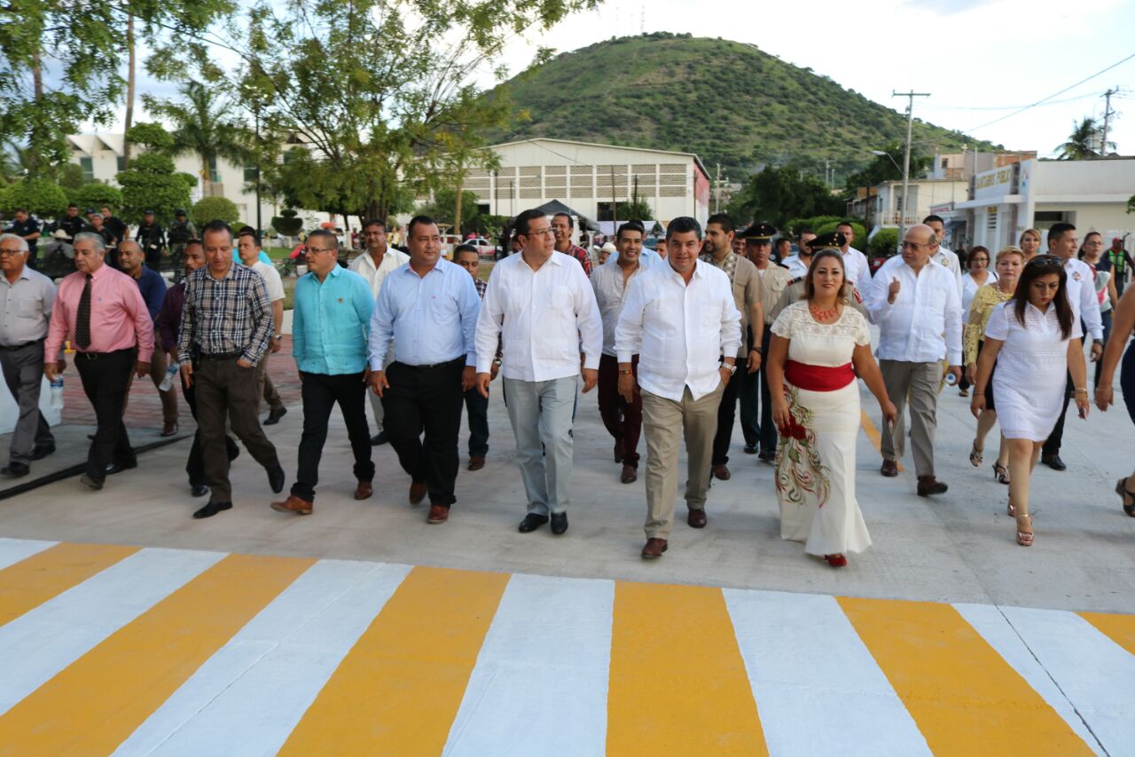 Siguen inaugurando obras en Múgica