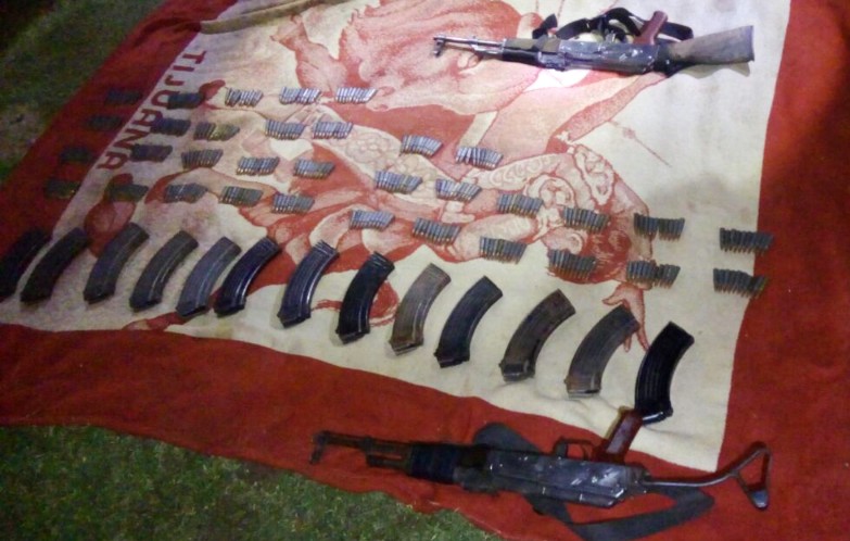 Aseguran Sedena y SSP a dos con armas, cargadores y cartuchos en Apatzingán