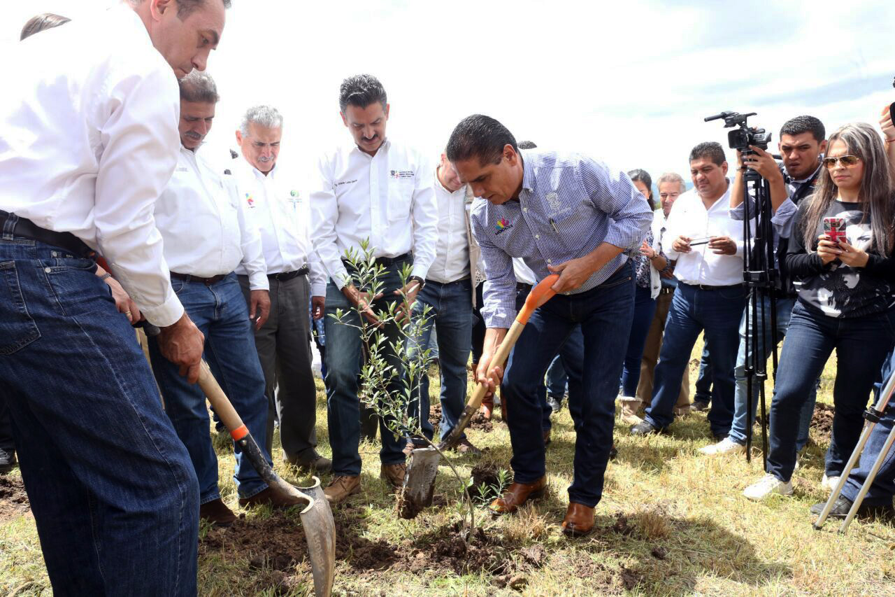 Compromete Silvano Aureoles recuperación del Lago de Cuitzeo
