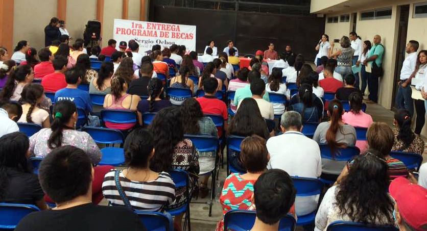 Estudiantes reconocen apoyo del Diputado local de Apatzingán Sergio Ochoa Vázquez.