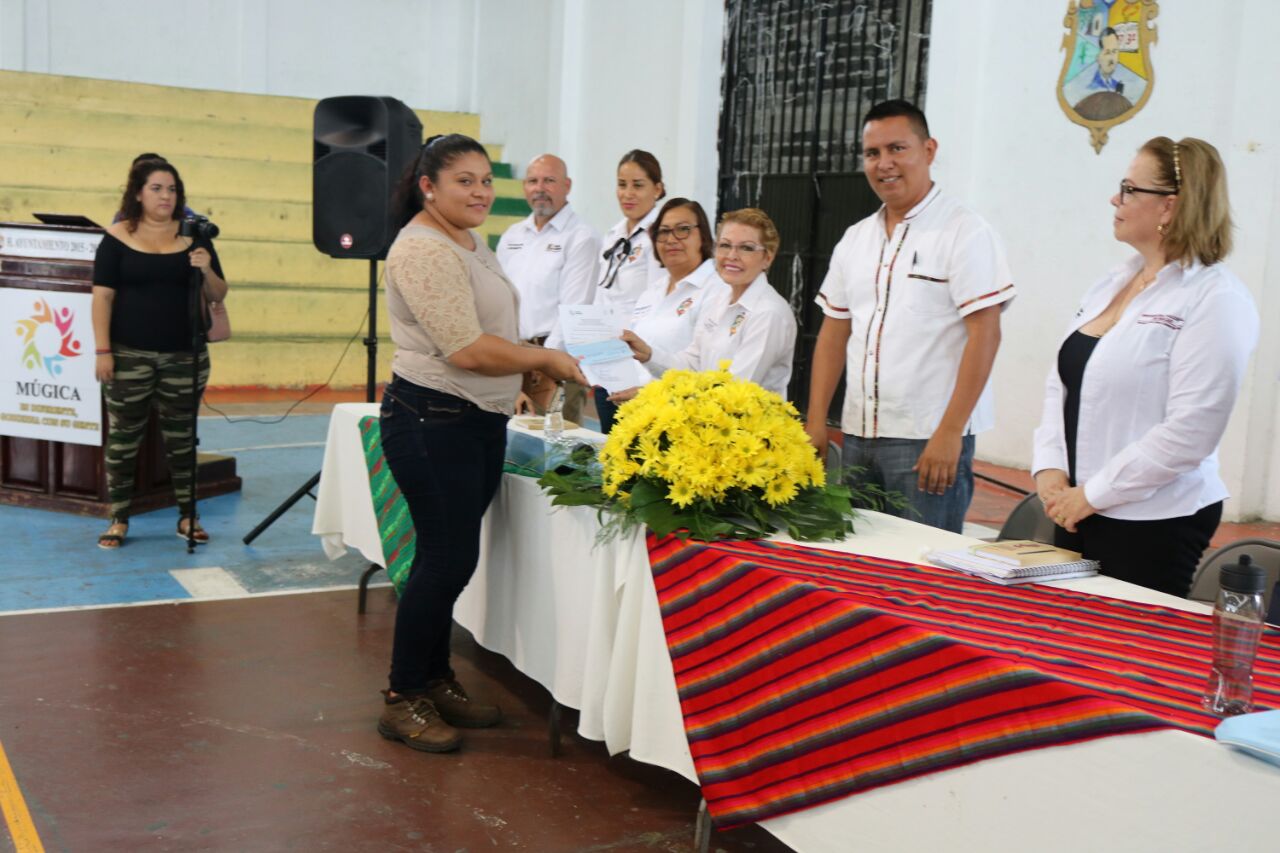 Gobierno de Múgica entrega becas a madres jóvenes y jóvenes embarazadas