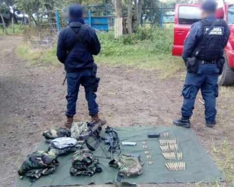 Aseguran SSP y Sedena vehículos, armas largas y equipo táctico en Ario de Rosales