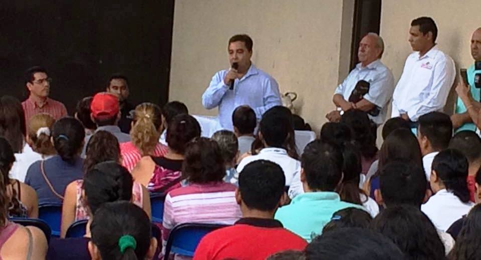 El Diputado local de Apatzingán, entrega estímulos a estudiantes