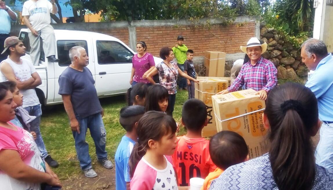 El Regidor Salvador Arvizu Cisneros, lleva apoyo a familiar del medio rural de Morelia.