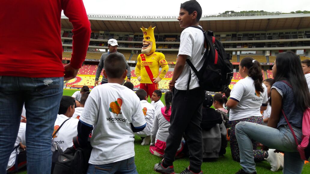 Conviven 60 niños de Tingüindín con jugadores del equipo Monarcas.