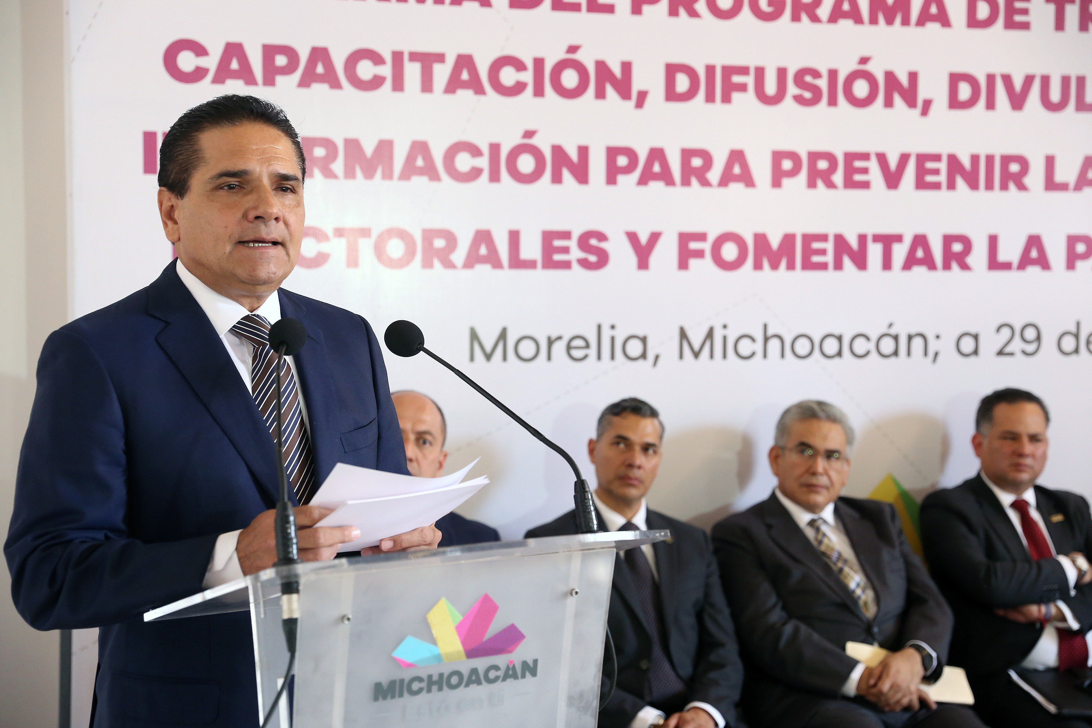 Llama Silvano Aureoles a adelgazar el Congreso de la Unión