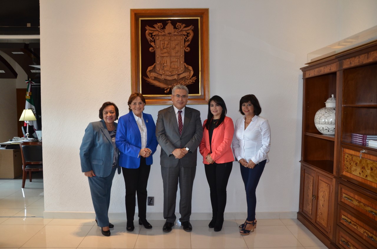 Flores Negrete dialoga con integrantes de la agrupación Abogadas de Michoacán A.C.