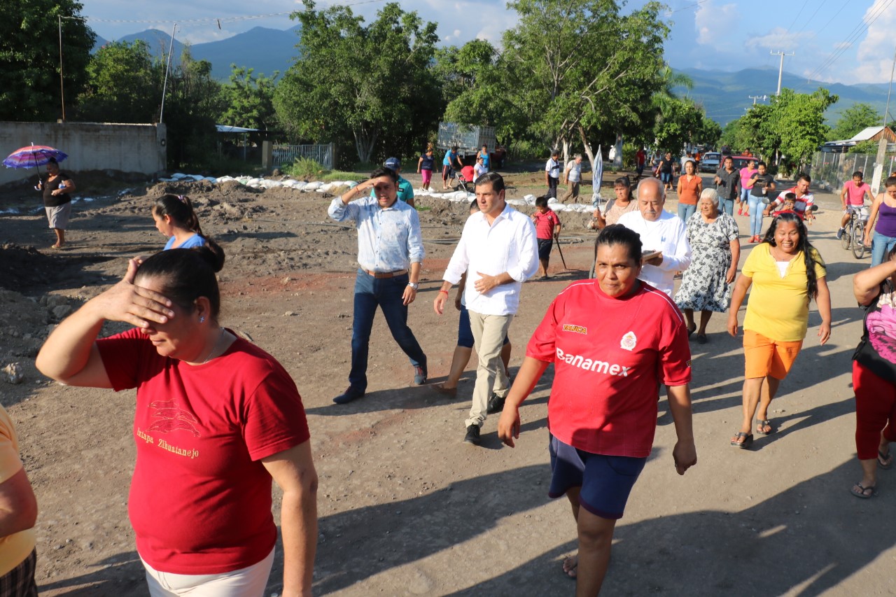 Inicia obra para servicio de agua potable en Mata de Plátano en Apatzingán