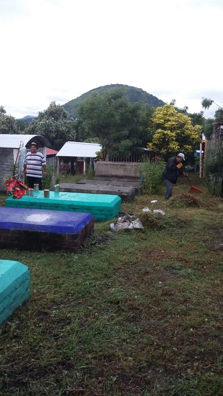 Gobierno de Múgica  da mantenimiento a panteón  municipal