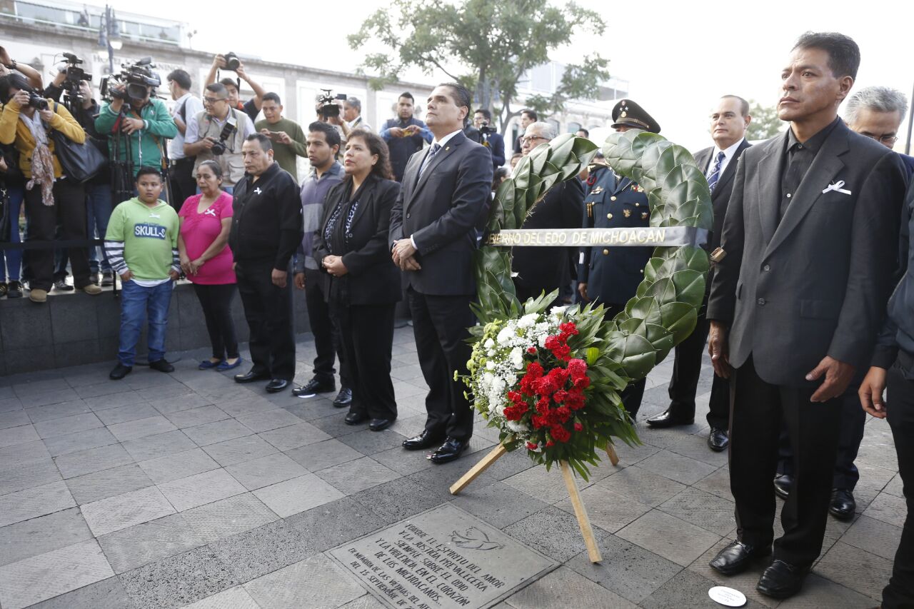 Conmemoran Gobernador y familiares a víctimas del 15-S