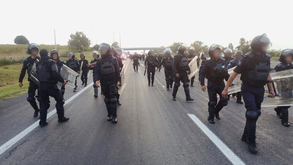Mediante diálogo, SSP logra liberación de vehículos retenidos por normalistas