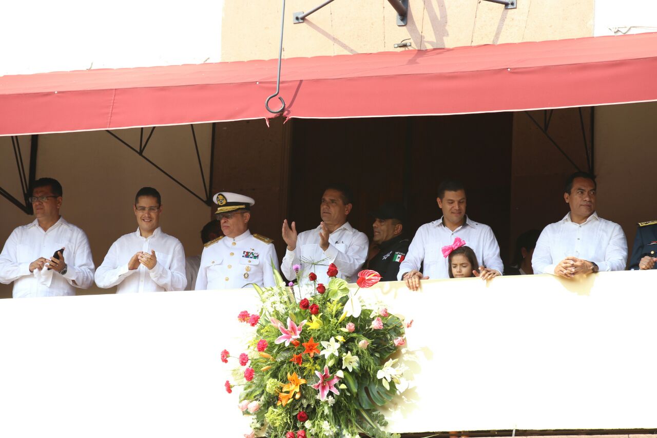 Disfrutan miles de apatzinguenses y pueblo michoacano de desfile cívico-militar