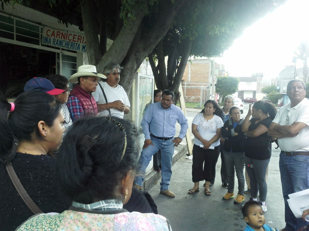 Regidor salvador Arvizu y autoridades del OOAPAS y alumbrado público atienden solicitudes de lomas de guayangareo