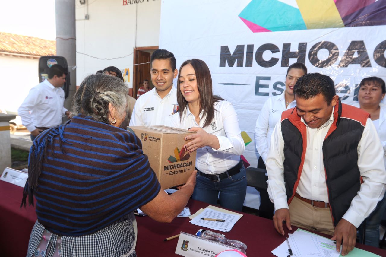 Entrega Sedesoh estufas ecológicas de Casa Bienestar a cien familias de Acuitzio