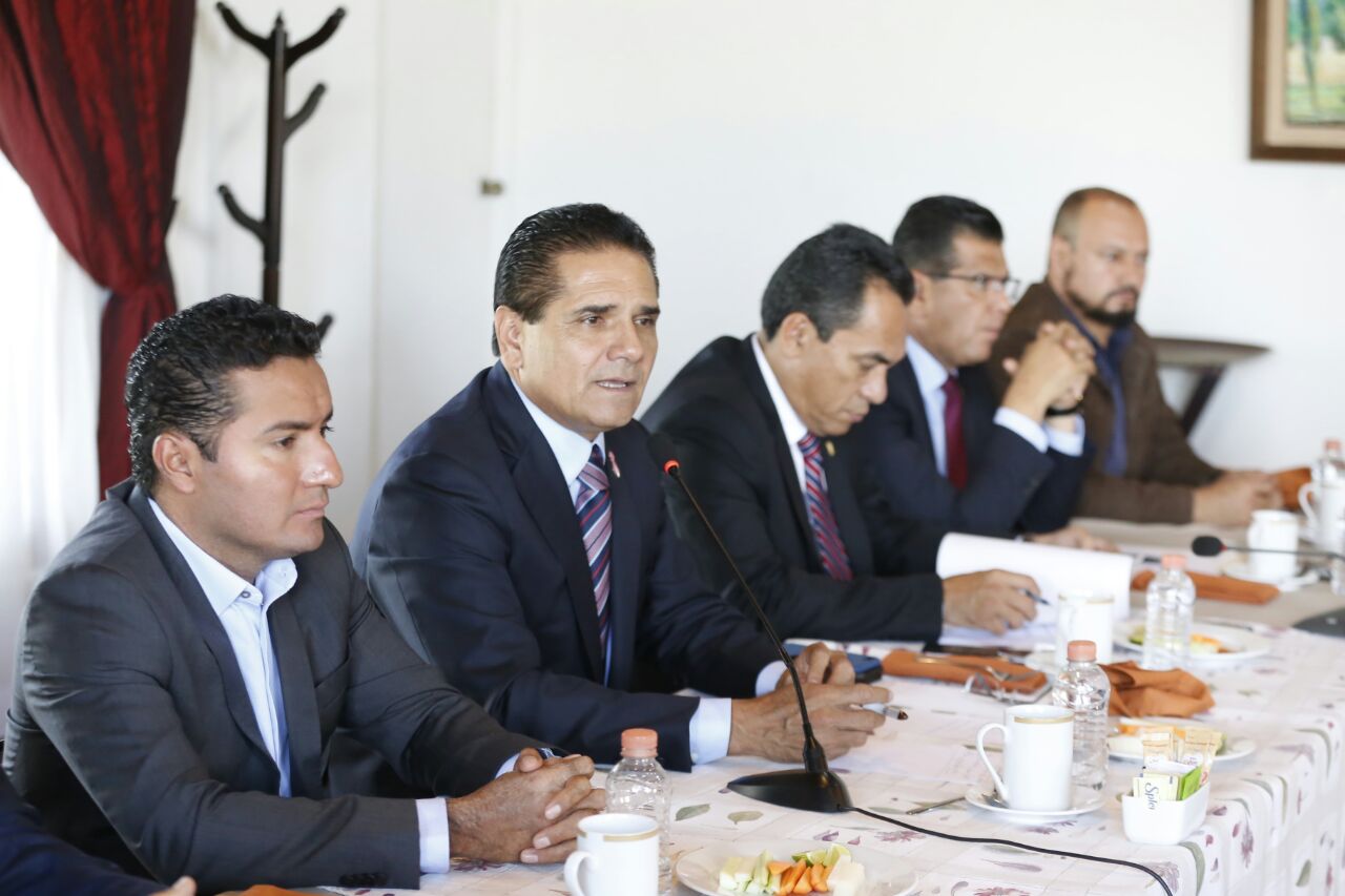 Atiende Gobernador a munícipes del PRI