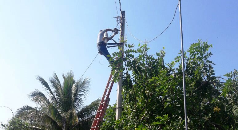 Gobierno de Múgica da mantenimiento al alumbrado Público