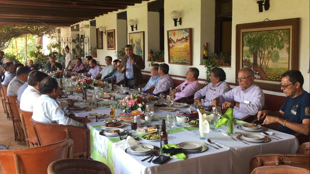 Reconocen trayectoria empresarial de Constantino Ortiz