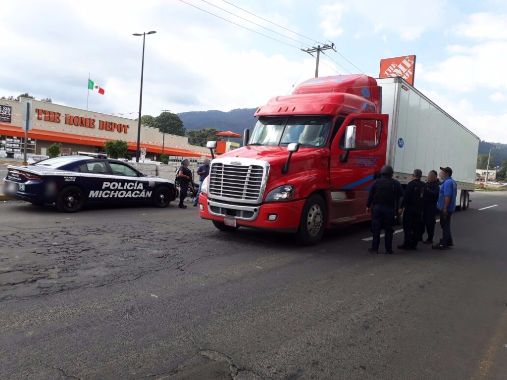 En rápida acción, SSP recupera tractocamión robado en Uruapan