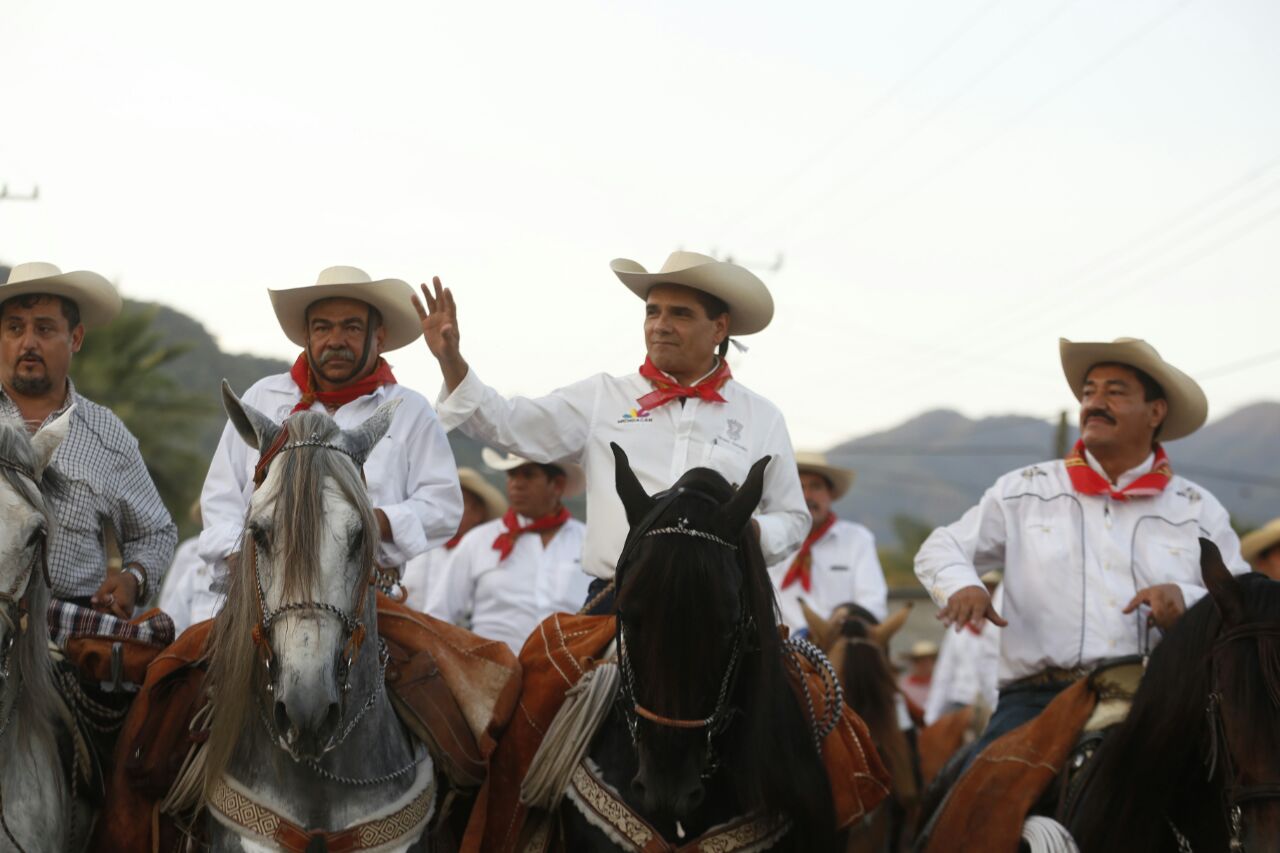 Acompaña Gobernador Cabalgata Morelos en Nocupétaro y Carácuaro