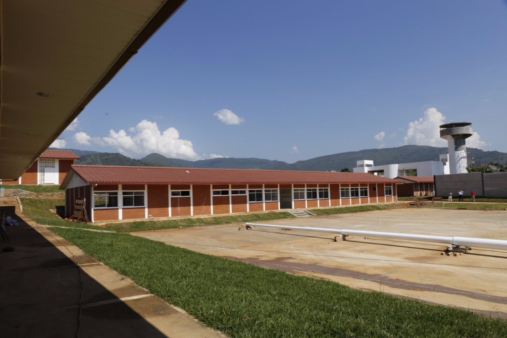 Supervisa titular de la SSP avance en la obra del Cuartel Regional Coalcomán