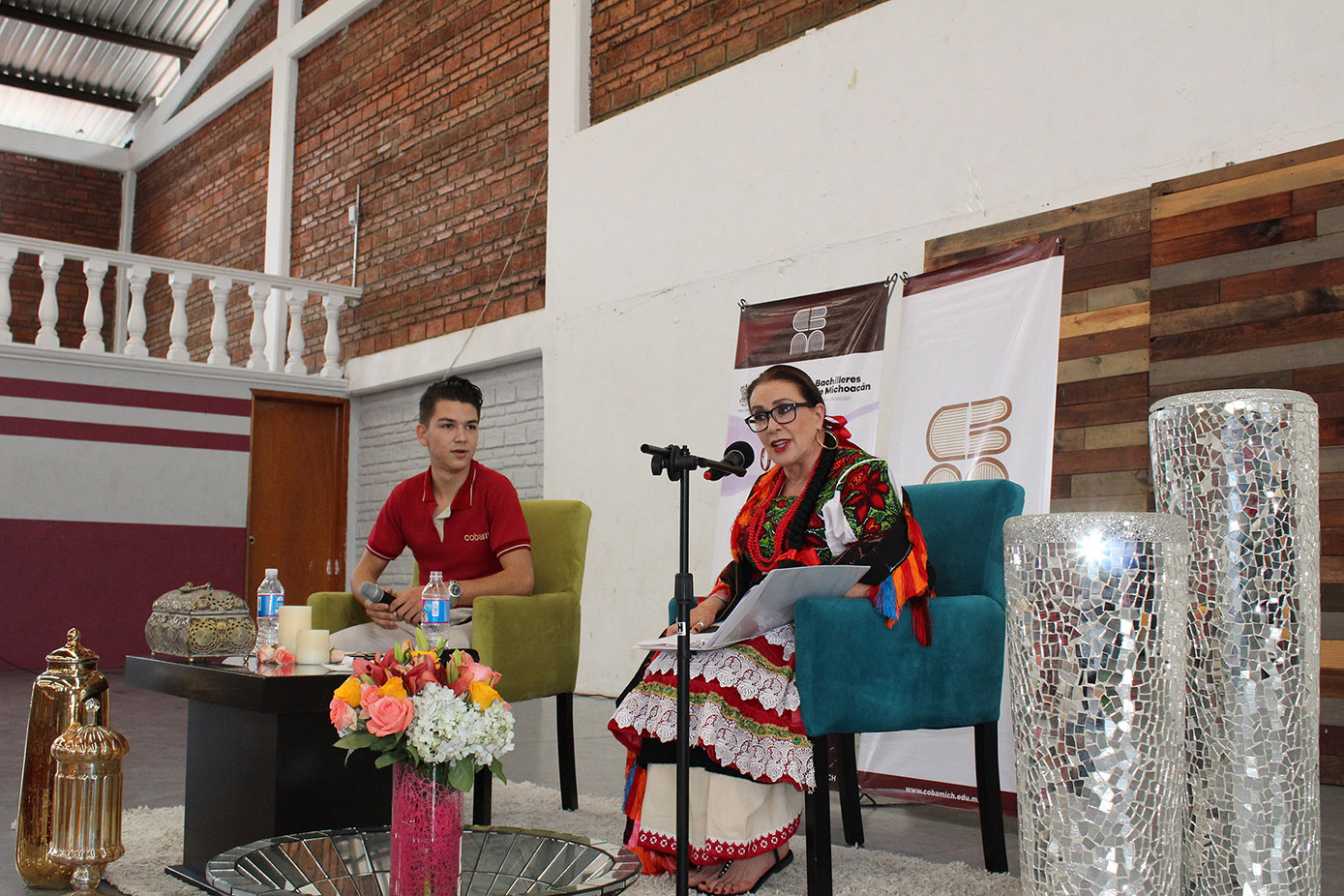 Más de mil estudiantes del Cobaem disfrutan de lectura en voz alta a cargo de Laura Zapata