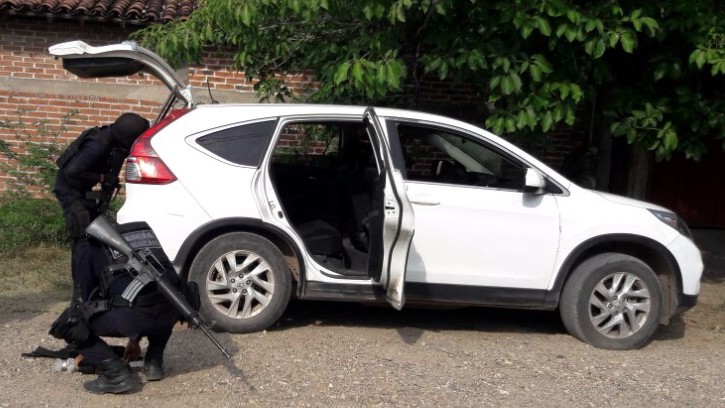 Asegura Policía Michoacán vehículo, motocicleta y armamento en Huetamo