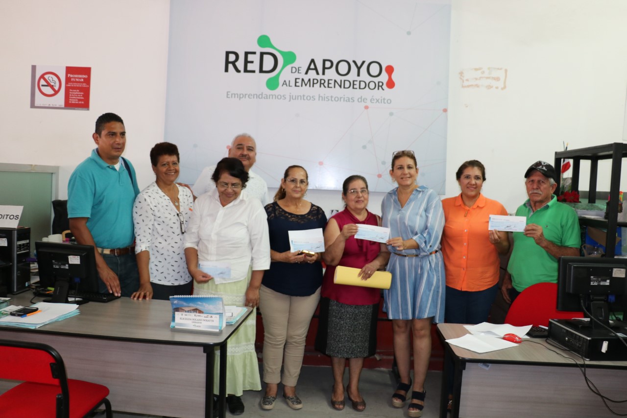 Entregan créditos a empresarios por 275 mp