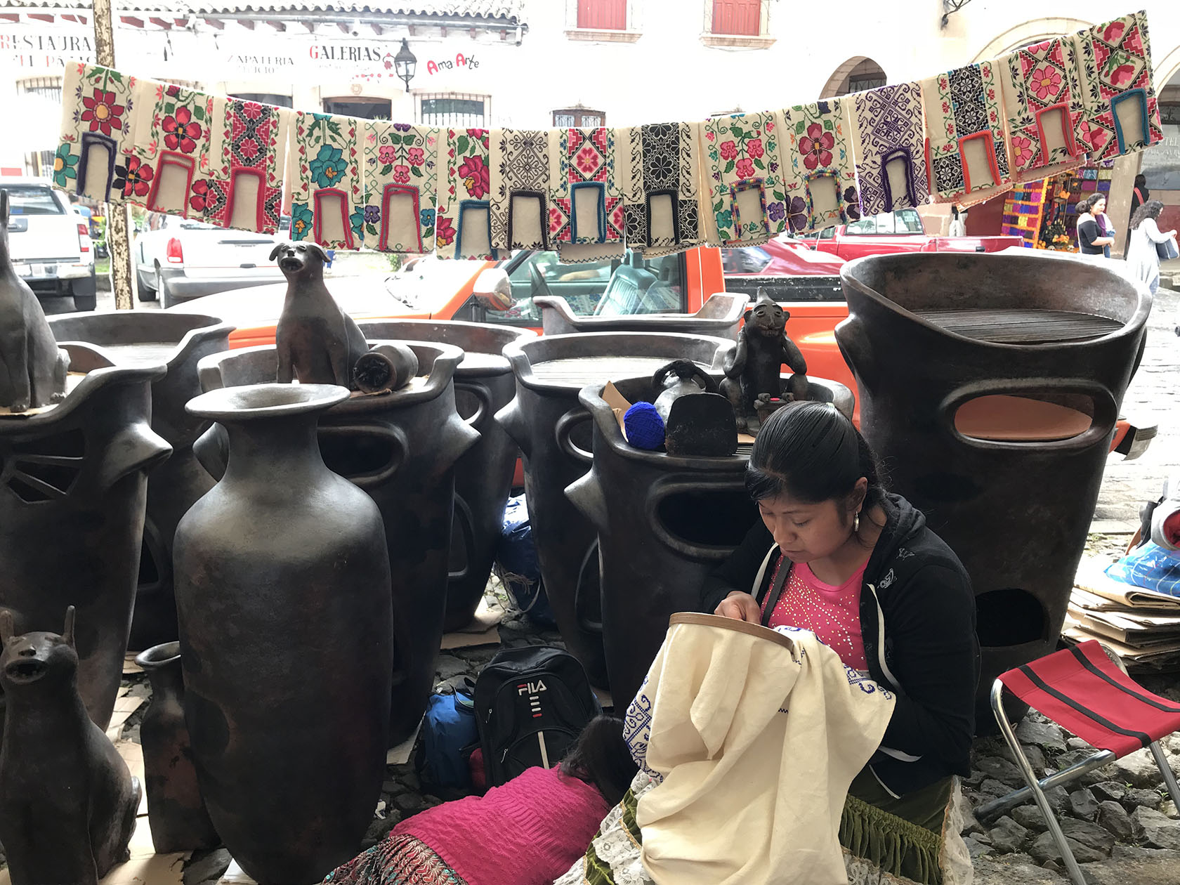 Reporta IAM millonaria venta de artesanía en Pátzcuaro por Noche de Muertos