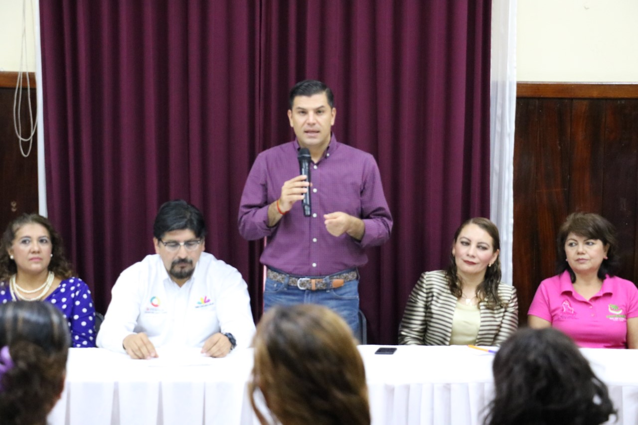 Entregan apoyos a artesanos apatzinguenses