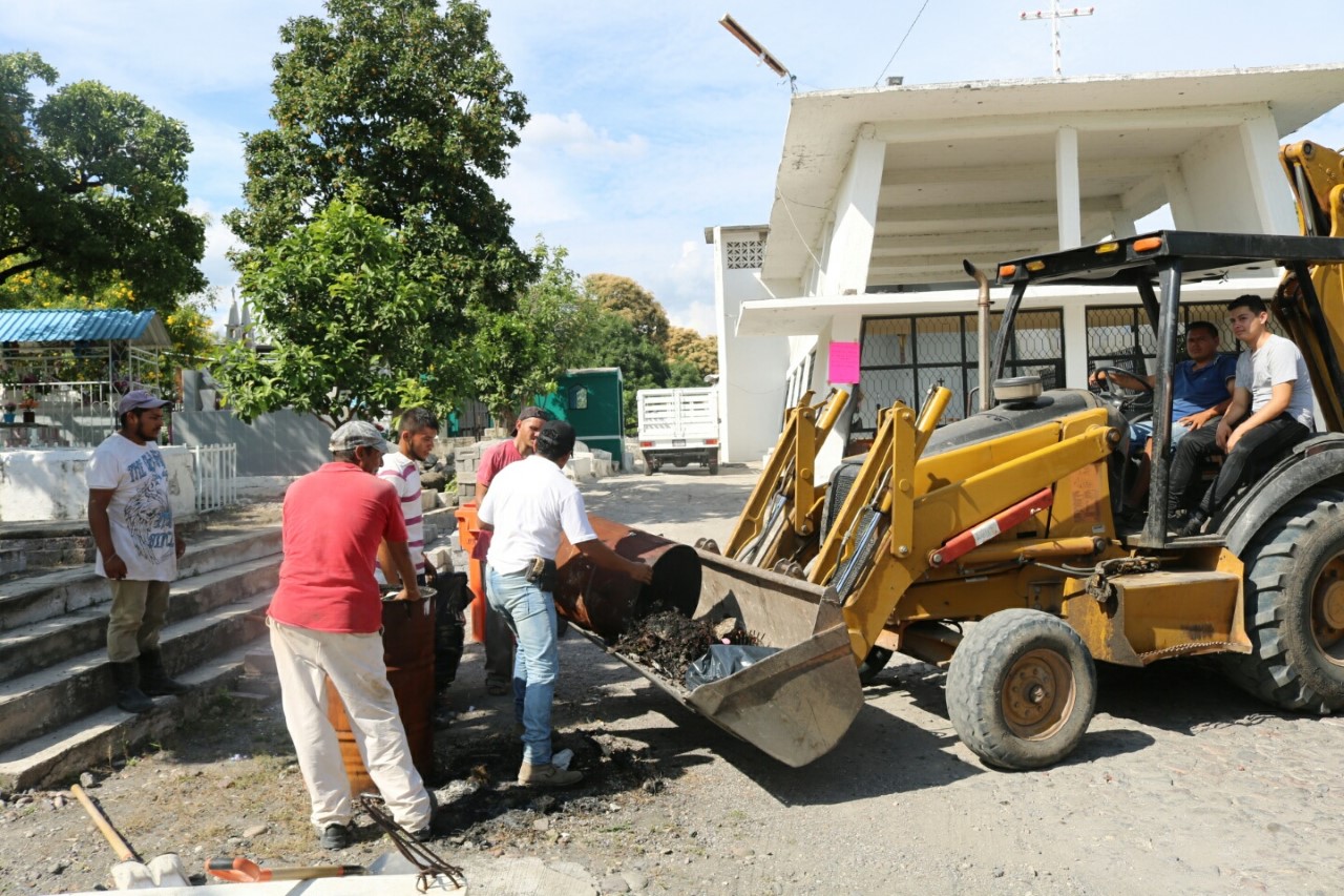 Gobierno de Múgica da mantenimiento a panteón municipal