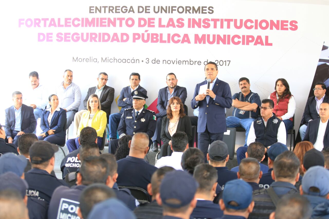 Entrega Silvano Aureoles uniformes a policías de 102 municipios