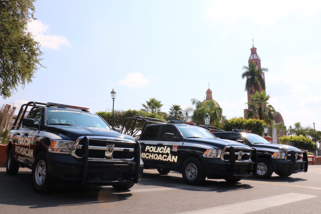 Presidente de Apatzingán entrega tres patrullas para seguridad pública