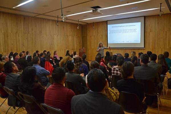 Necesario crear conciencia sobre violencia de género para erradicarla, afirma especialista en conferencia