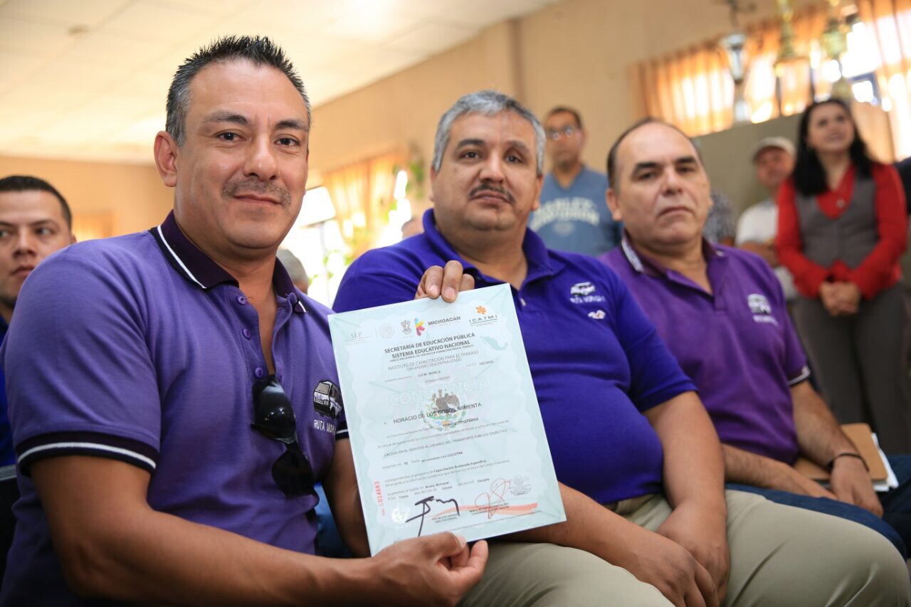 Entregan Icatmi y Cocotra constancias de capacitación a operadores del transporte público