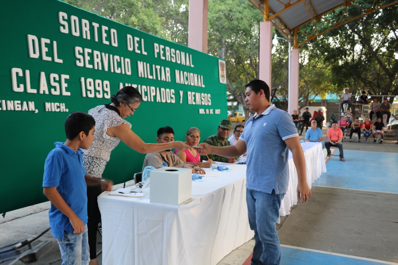Realizan sorteo del Servicio Militar Nacional en Apatzingán
