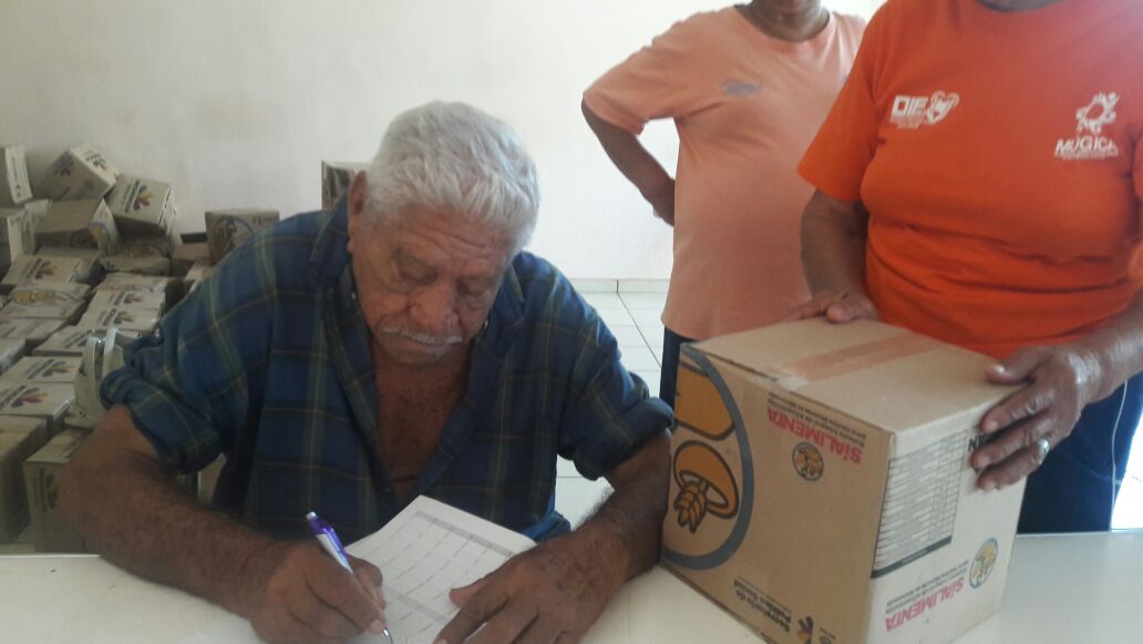 Gobierno de Múgica entrega despensas de Si Alimenta