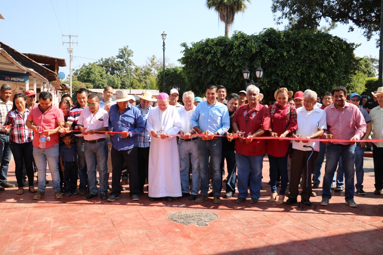 Inaugura alcalde remodelación de la plaza principal de Acahuato