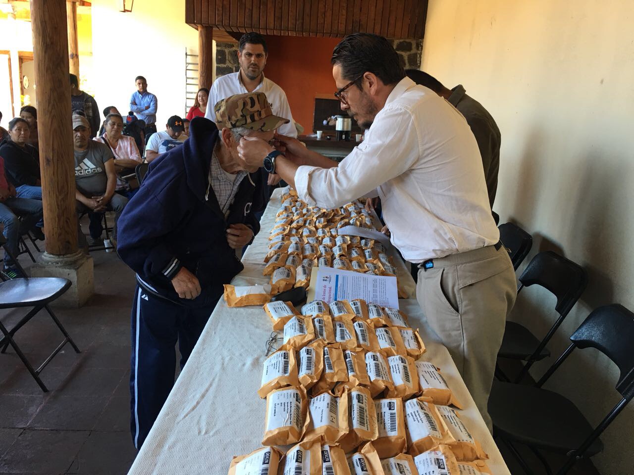 Entrega IAM lentes del programa Salud Ocupacional a artesanas y artesanos