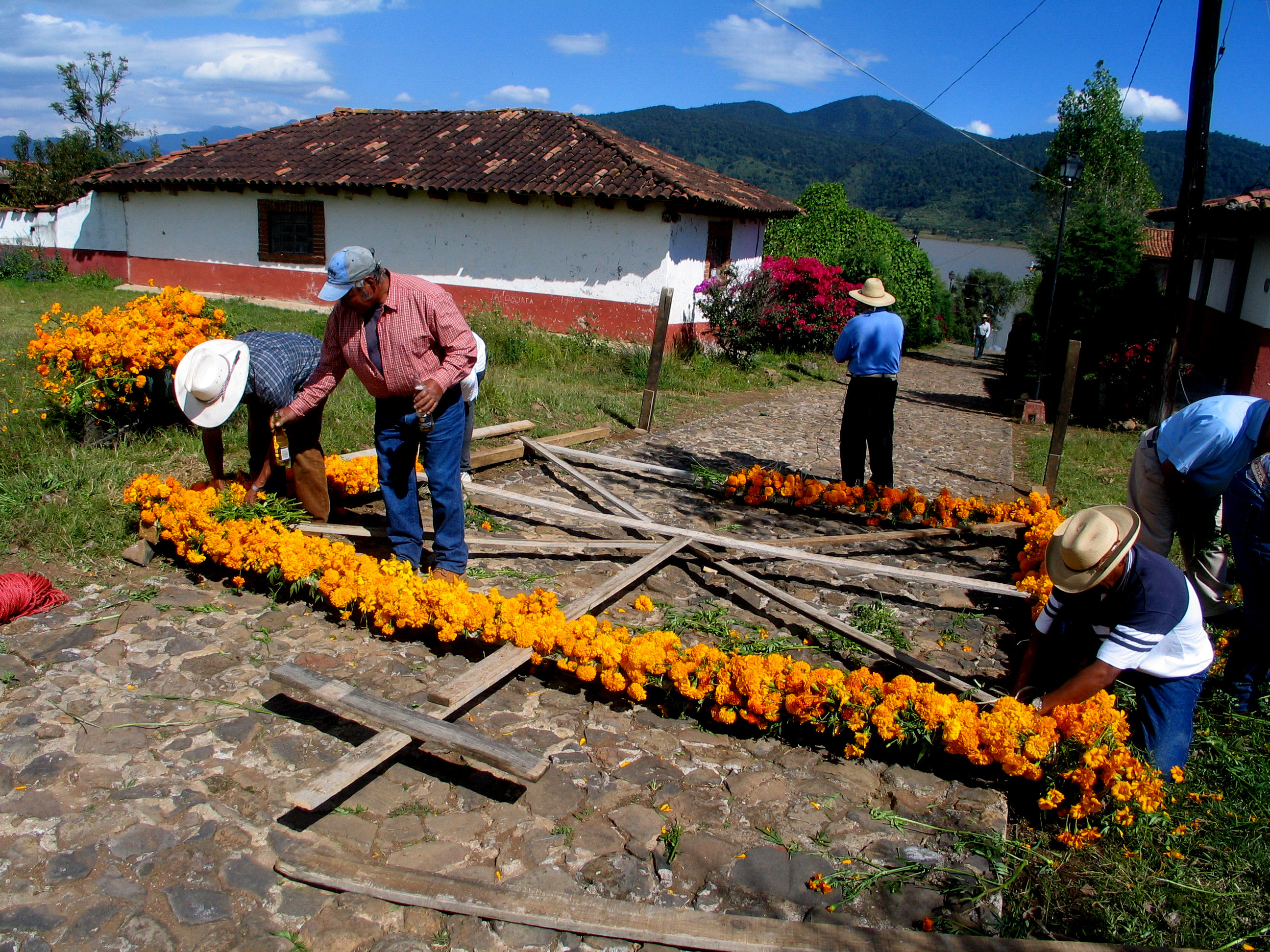 Misticismo, simbología y sincretismo de las ofrendas y altares de Noche de Muertos