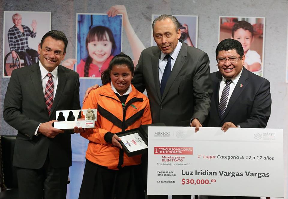 Entrega reyes Baeza premio a ganadores del primer concurso nacional de fotografía del ISSSTE