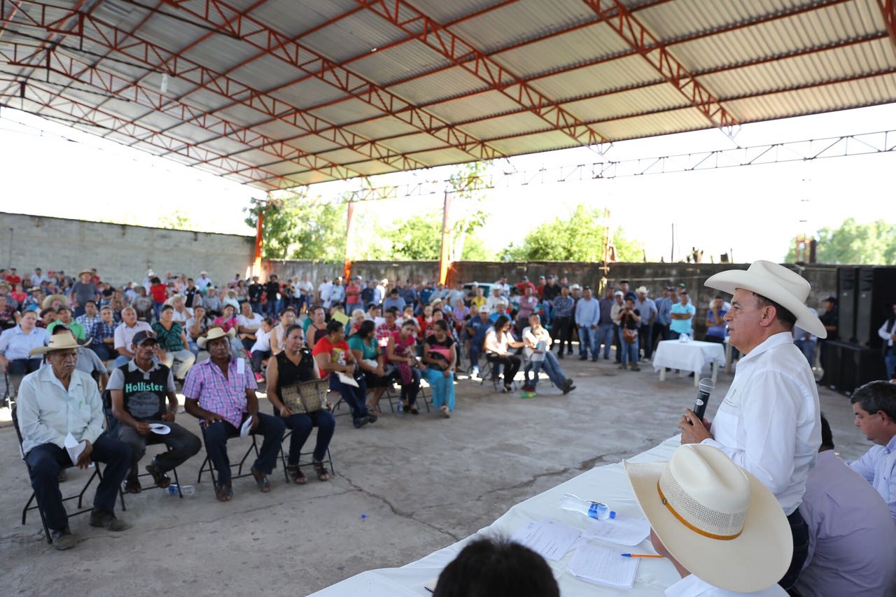 Hacen frente gobierno y agricultores a la sequía en Tumbiscatío