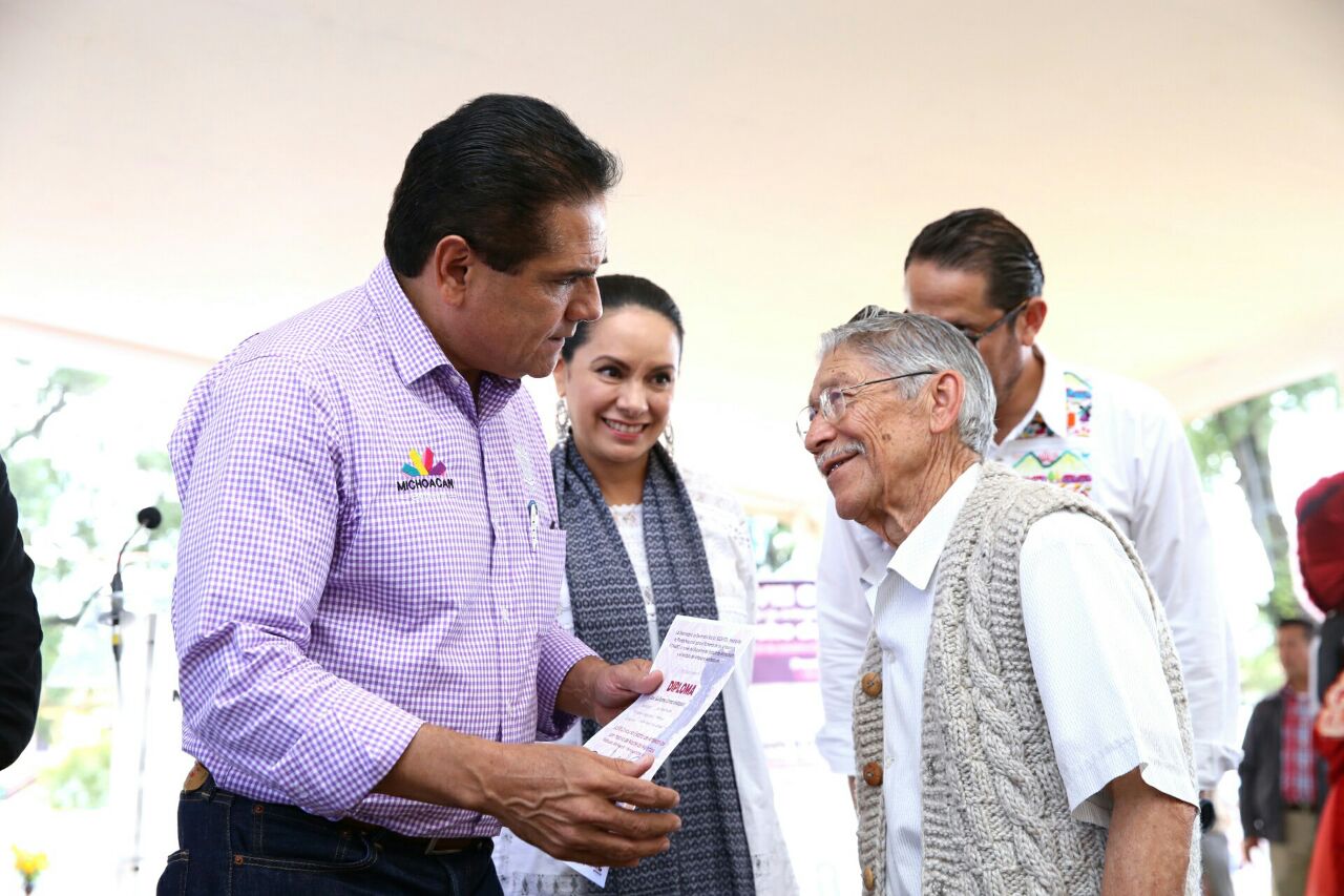 Premia Silvano Aureoles a talentos de la artesanía michoacana en Noche de Muertos