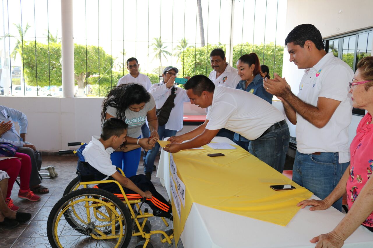 Gobierno de Múgica entrega becas a personas con capacidades diferentes