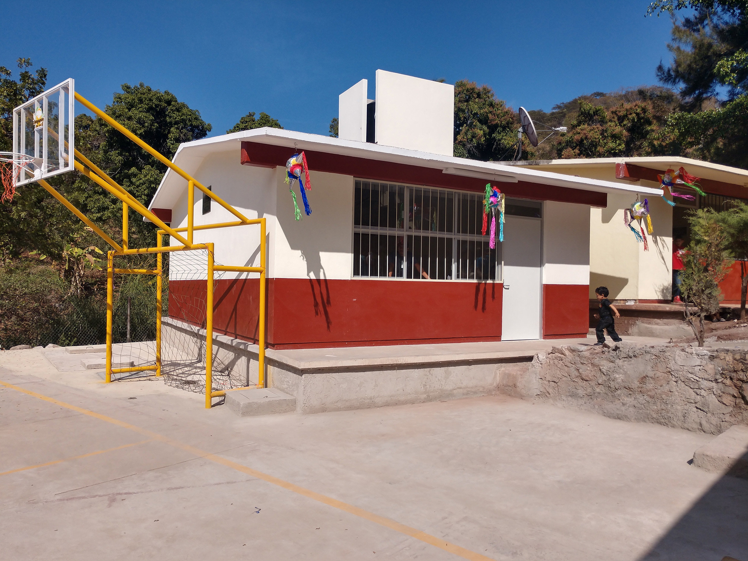 Inaugura IIFEEM obras de dignificación en Primaria de Jungapeo