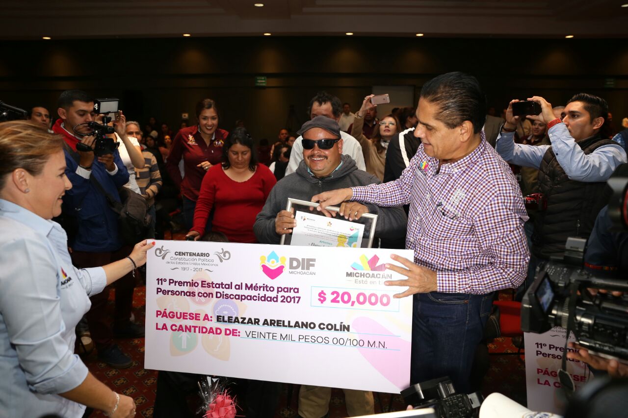 Llama Gobernador a romper barreras sociales e incluir a personas con discapacidad