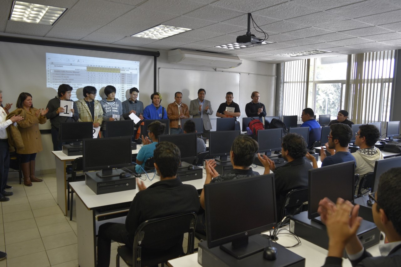 estudiantes de primer semestre concursan en programación