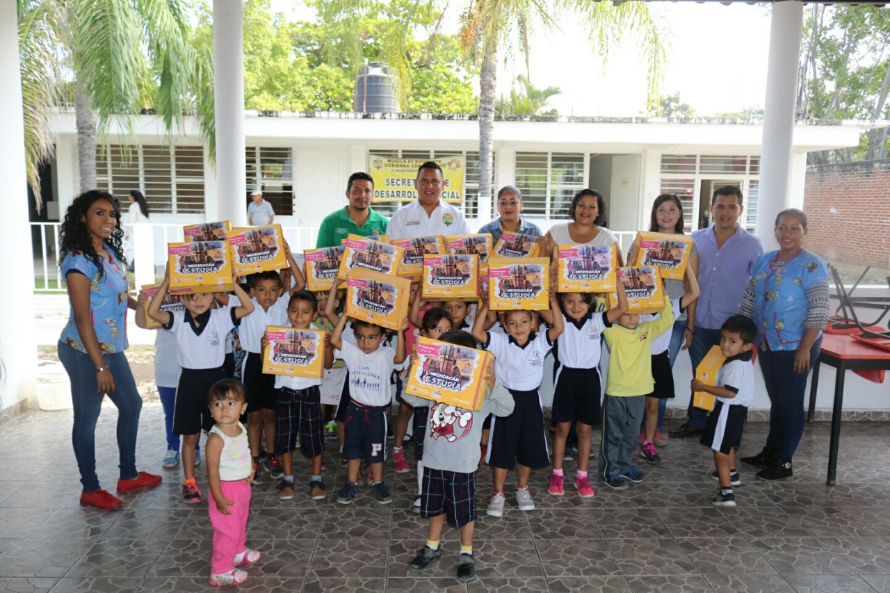 Gobierno de Múgica entrega útiles escolares