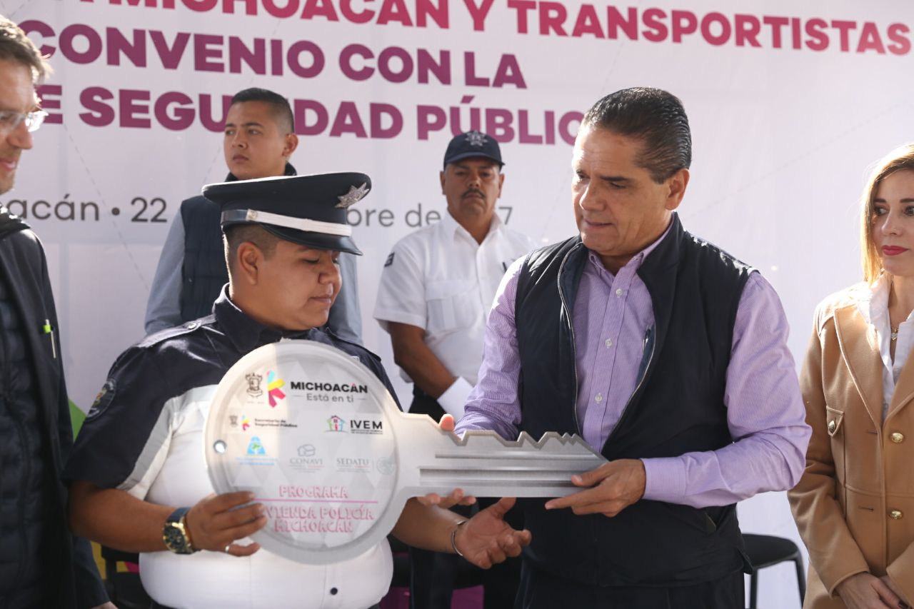 Entrega Gobernador más viviendas a policías y transportistas