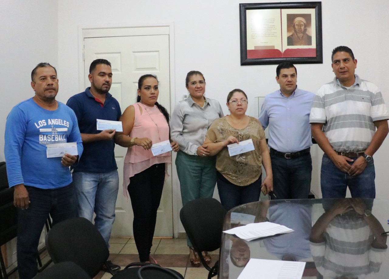 Inyectan capital a comerciantes locales de Apatzingán